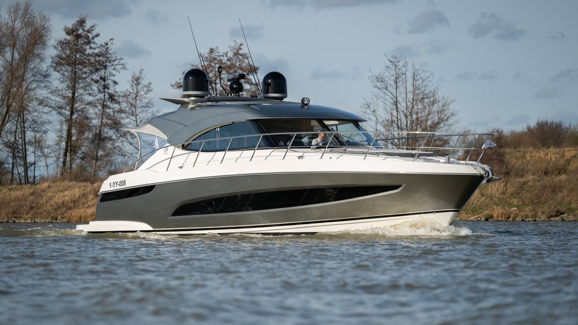 Wordt u de nieuwe eigenaar van dit indrukwekkend luxe jacht?