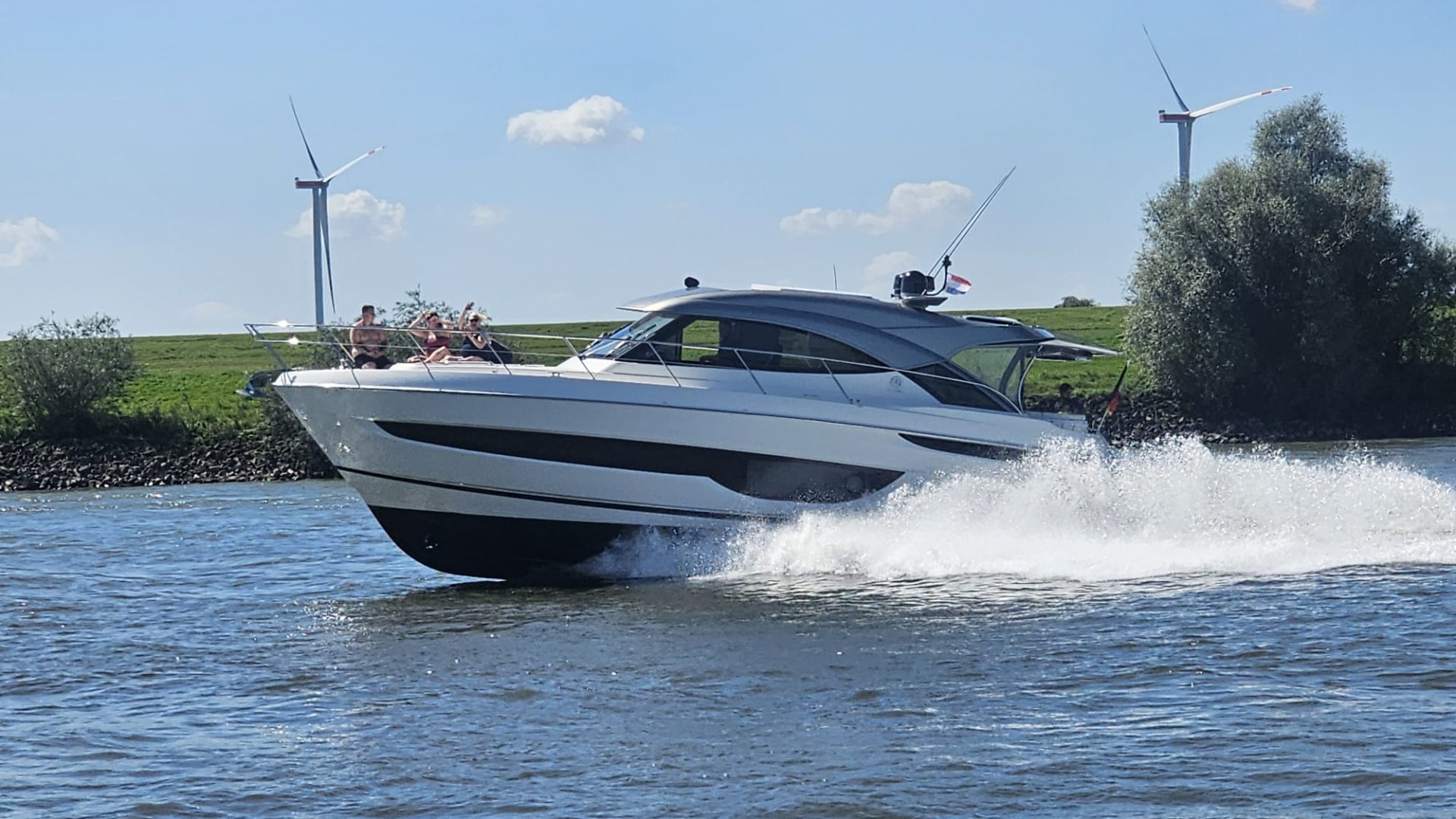 EUROPA'S EERSTE 4600 SPORT YACHT PLATINUM EDITION TE WATER GELATEN OP DE RIJN