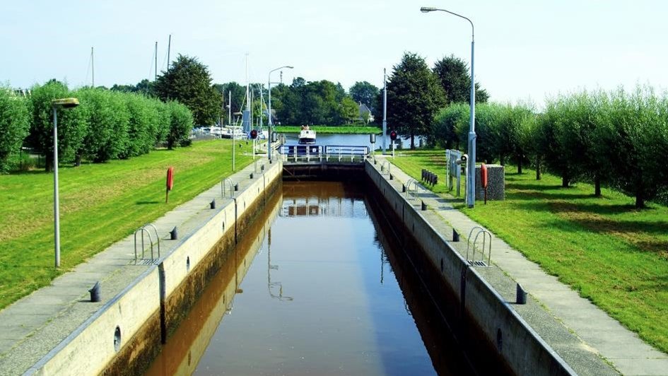 Zó vaart u onder bruggen en door sluizen